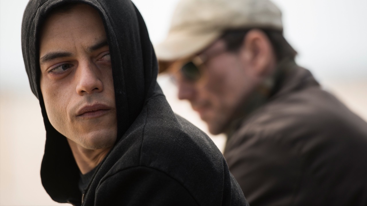 Elliot mirando de costado