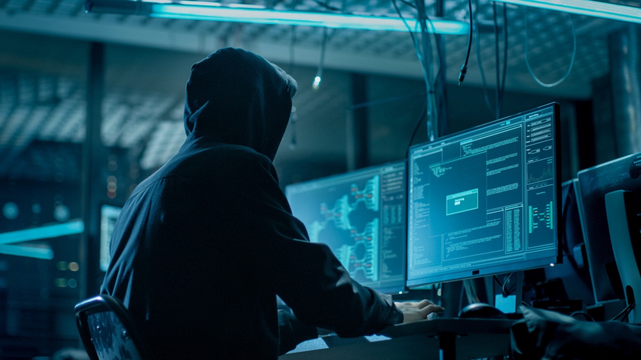 Elliot hackeando