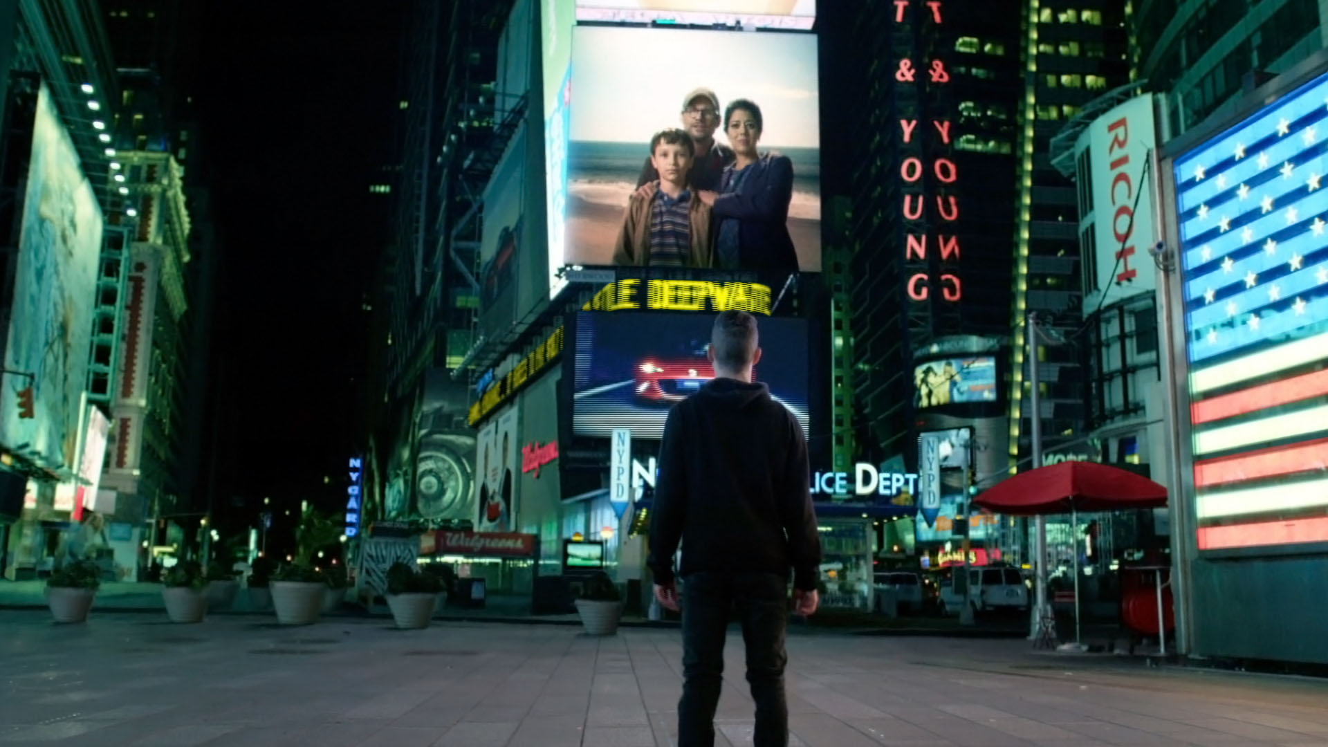 Elliot mirando a su familia en Nueva York