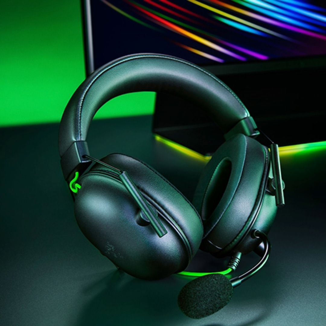 Auriculares Razer blackshark sobre un escritorio