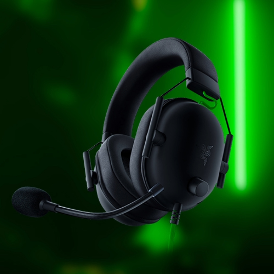 Auriculares Razer Blackshark sobre un fondo verde