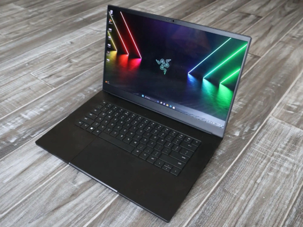 Razer blade de 16 pulgadas sobre un escritorio gris